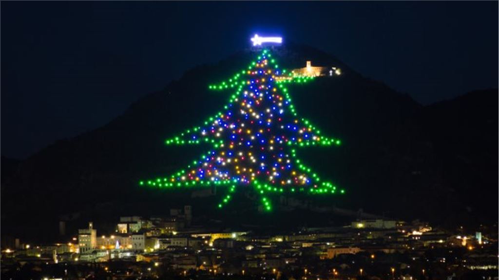 Albero Di Natale Piu Alto Del Mondo.Gubbio L Albero Di Natale Piu Grande Del Mondo Photo Cybereport