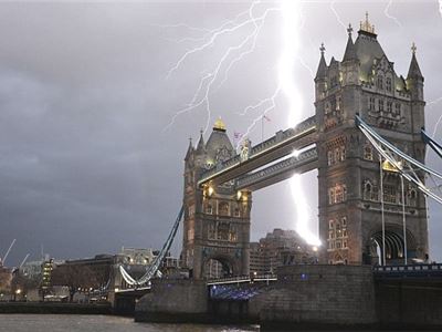Incredible clash of Lightnings over Tower Bridge 