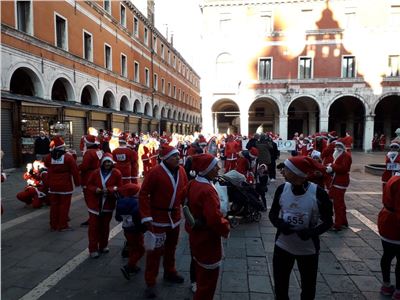 La corsa dei Babbi Natale a Venezia 