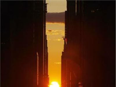 The "Manhattanhenge" happens four times a year 