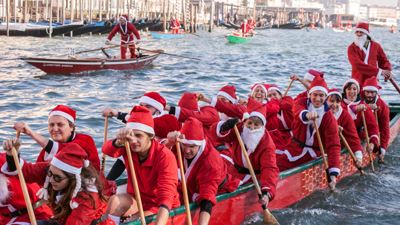 A Venezia l’ottava edizione della  Regata alla Valesana dei Babbi Natale  di Ca’ Foscari