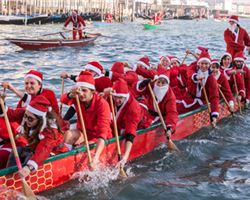 A Venezia l’ottava edizione della  Regata alla Valesana dei Babbi Natale  di Ca’ Foscari