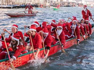 A Venezia l’ottava edizione della  Regata alla Valesana dei Babbi Natale  di Ca’ Foscari