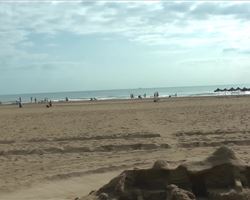 Alberto Duran, artista en la playa de la Malvarrosa en Valencia