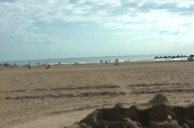 Alberto Duran, artista en la playa de la Malvarrosa en Valencia