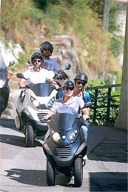 Clooney, time goes by: he leaves the Harley for three-wheel scooter.