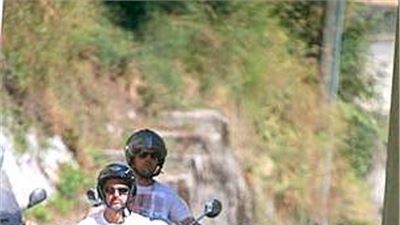 Clooney, time goes by: he leaves the Harley for three-wheel scooter.