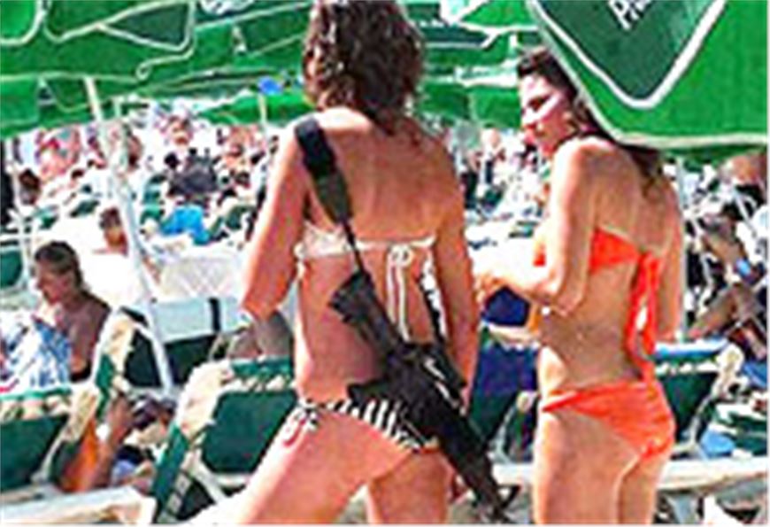da Israele  su una spiaggia assolata, in bikini ma.....ben protetto!