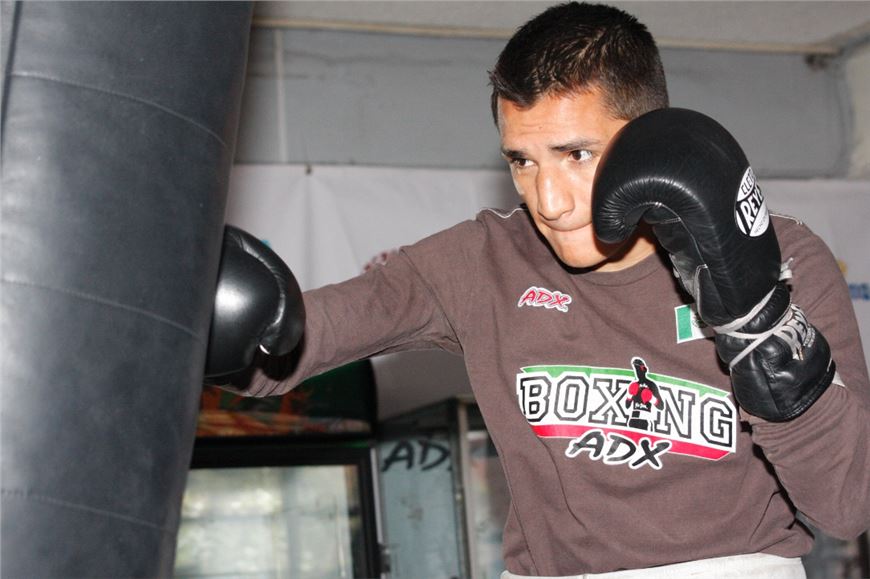 DANIEL ESTRADA VATICINA NOCAUT SOBRE EL CAMPEON LIGERO DEL CMB