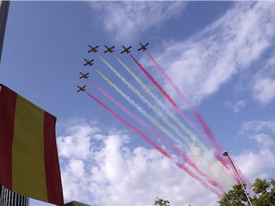 Desfile de la Fiesta Nacional Hispanica 2017: La Patrulla Águila pinta el cielo de Madrid con los colores de la bandera española 