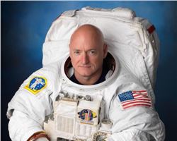 El astronauta Scott Kelly  ha crecido  5 cm tras pasar un año en el espacio