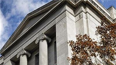 El Departamento de Justicia Resuelve Acusaciones Relacionadas con la Inmigración contra una Agencia de Contratación Legal y un Bufete de Abogados