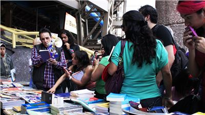 El escritor Alberto Chimal recorre Ven a comprar con… los estantes de 6º Gran remate de Libros en Ciudad de Mexico.