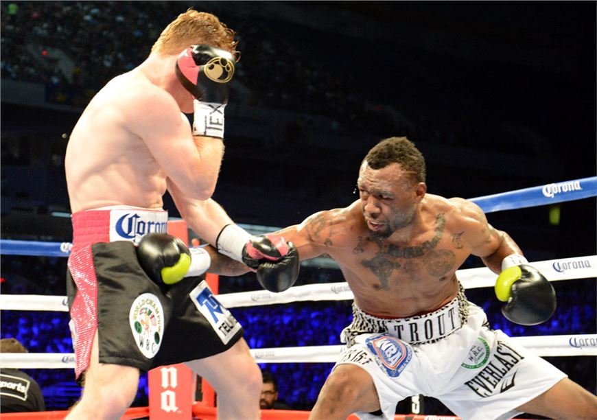 El mexicano SAUL ALVAREZ conservó el campeonato mundial superwelter CMB al vencer mediante una decisión unánime al zurdo estadounidense AUSTIN TROUT, esta noche en el Alamadome de San Antonio, Texas.