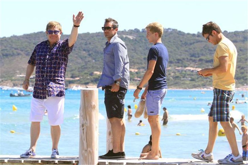 Elton John en vacances à Saint Tropez sans David Furnish
