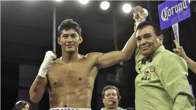 En menos de tres minutos BRUNO SANDOVAL ANIQUILO AL “GALLO NEGRO”