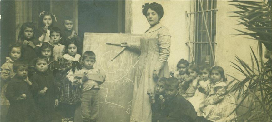“Escoles i Mestres: dos siglos de historia y memoria en Valencia” en La Nau.   