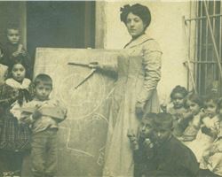 “Escoles i Mestres: dos siglos de historia y memoria en Valencia” en La Nau.   