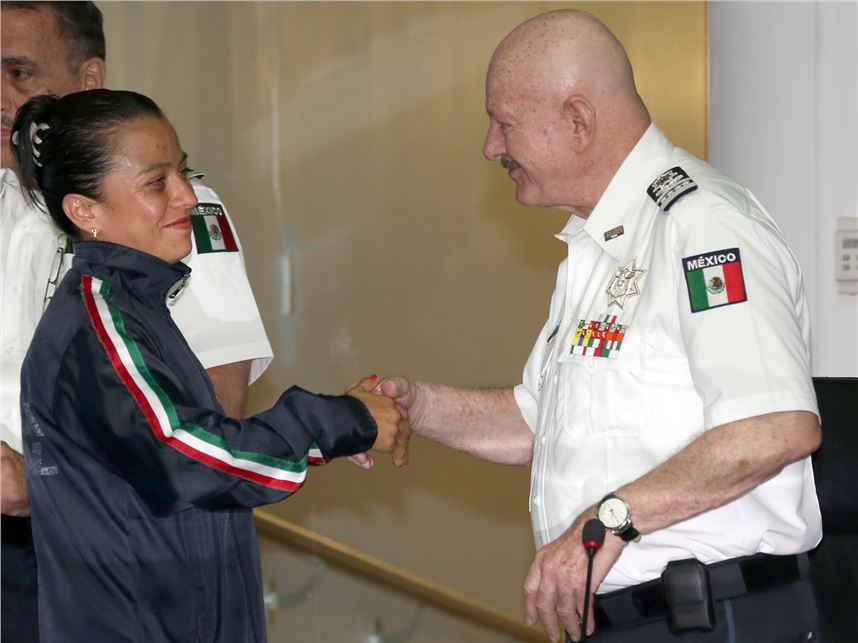 FELICITA EL DR. MANUEL MONDRAGÓN A LA POLICÍA FEDERAL IRMA GARCÍA POR RETENER TÍTULO MUNDIAL DE BOXEO FEMENIL