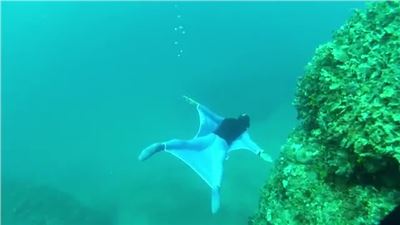 Freediver creates underwater wingsuit 