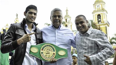 GILBERTO "ZURDO" RAMÍREZ FIRMO CONTRATO CON TOP RANK Y ZANFER