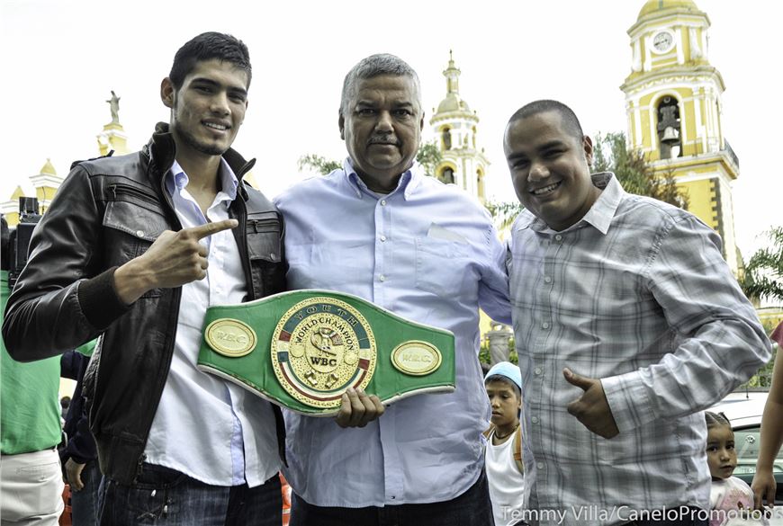 GILBERTO "ZURDO" RAMÍREZ FIRMO CONTRATO CON TOP RANK Y ZANFER
