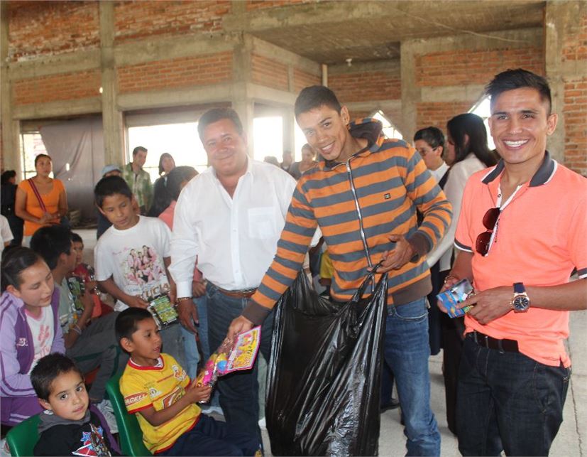Goofy” Montes y “Gusano” Rojas visitan a niños de casa hogar en Ciudad Hidalgo