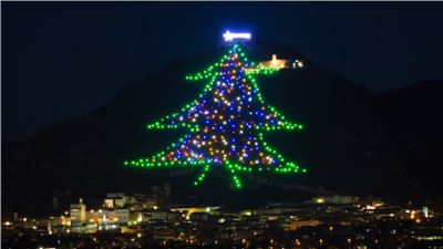 Gubbio, l’albero di Natale più grande del mondo