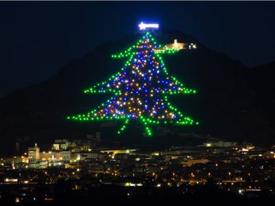 Gubbio, l’albero di Natale più grande del mondo
