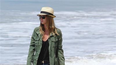 Heiress Nicky Hilton walking on the beach  in Malibu