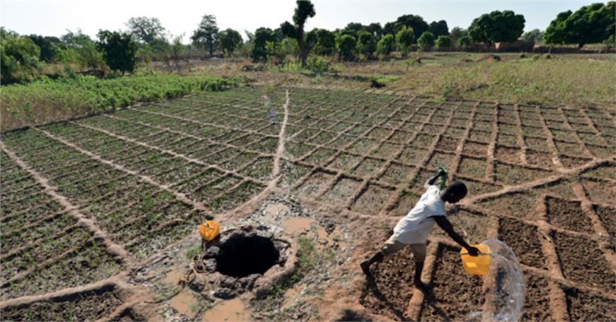 In Burkina Faso, Clarins supports a vast water access program locally managed by "Jardins du Monde"