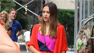 Jessica Alba and family shun boutiques and designer prices for flea market adventure.