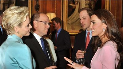 Kate  so pretty in pink  to welcome world's royals to Queen's Jubilee lunch
