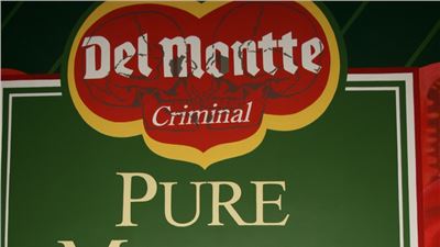 La Artista Mexicana Minerva cuevas realiza Exposición sobre consumismo y desintegración social en Ciudad de Mexico.