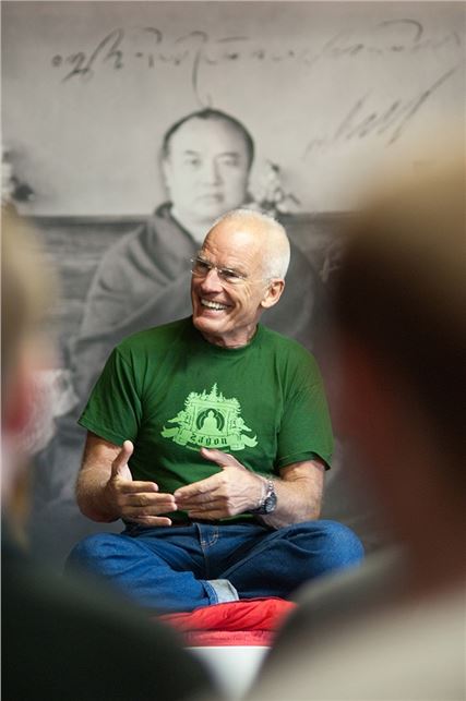 La conferencia “BUDISMO EN LA VIDA DIARIA” trató de las  enseñanzas dadas por el Buda hace más de 2,500 años, aplicadas en el día a día desde una perspectiva laica y práctica.