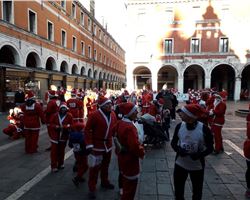 La corsa dei Babbi Natale a Venezia 