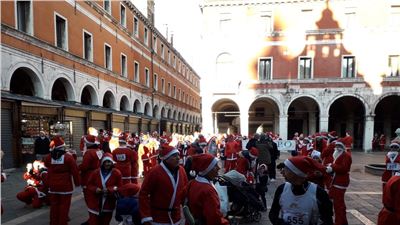 La corsa dei Babbi Natale a Venezia 