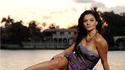 Laura Ferretti  en la telenovela  "Que Pobres Tan Ricos" por Univision