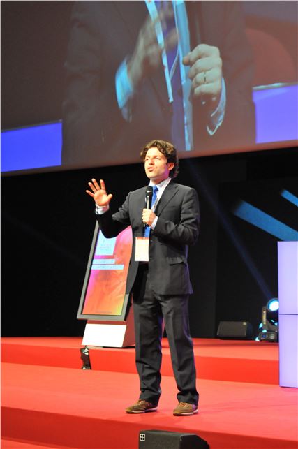 «Mass media useful for the connection and not for the relation»