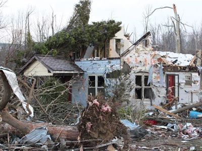 Midwest devastato da piu’ di 80 tornado: una strage