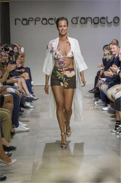 Milano Fashion Week 2017, Federica Pellegrini sfila in “Paint-Kini”