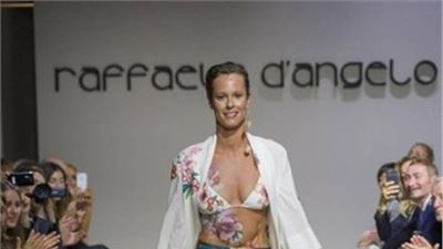 Milano Fashion Week 2017, Federica Pellegrini sfila in “Paint-Kini”