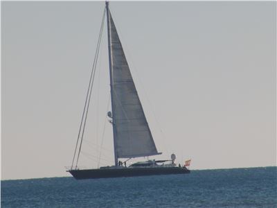 Playa de Valencia: hermoso barco volando la bandera española