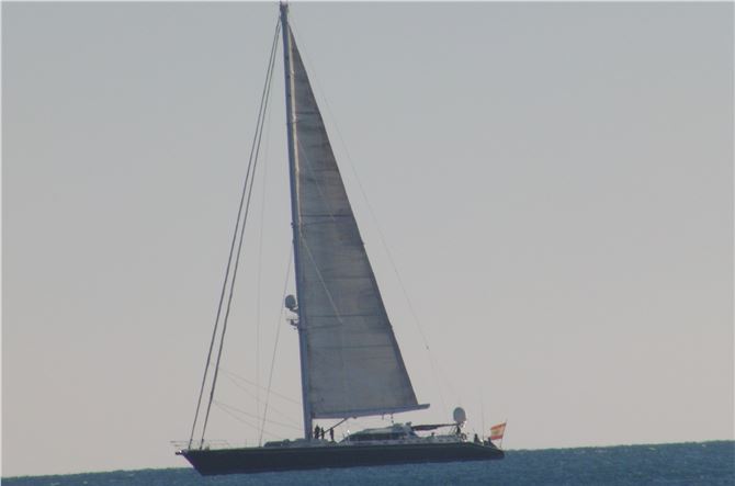 Playa de Valencia: hermoso barco volando la bandera española