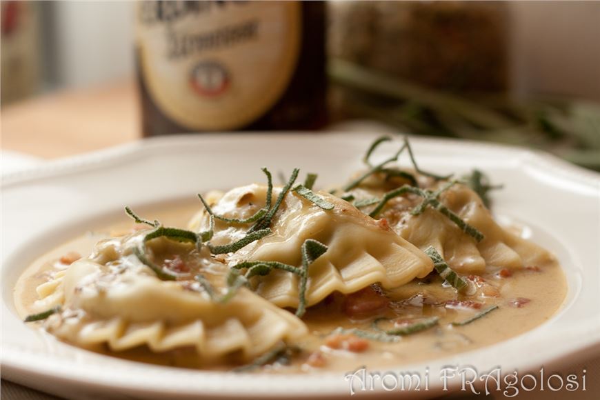 Ravioli al radicchio con crema di birra e pancetta dolce