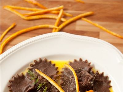 San Valentino: Ravioli al cacao con ripieno di gamberi e ricotta.