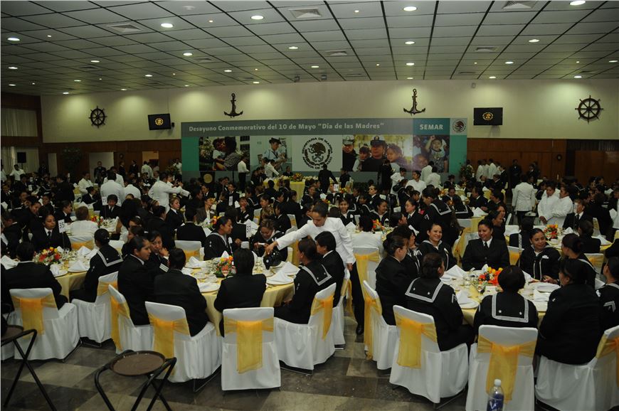 SECRETARIO DE MARINA CONVIVE CON PERSONAL FEMENINO POR DÍA DE LA MADRE