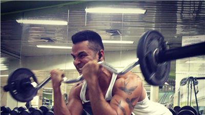 SUN IS OUT GUN OUT - MY BICEPS ROUTINE.