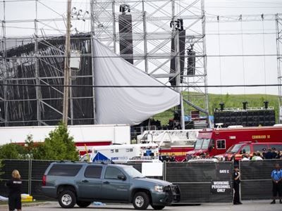 Toronto, the stage of  Radiohead collapses 