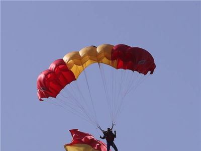 Un desfile de la Fiesta Nacional 2017: paracaidista con una bandera de España 